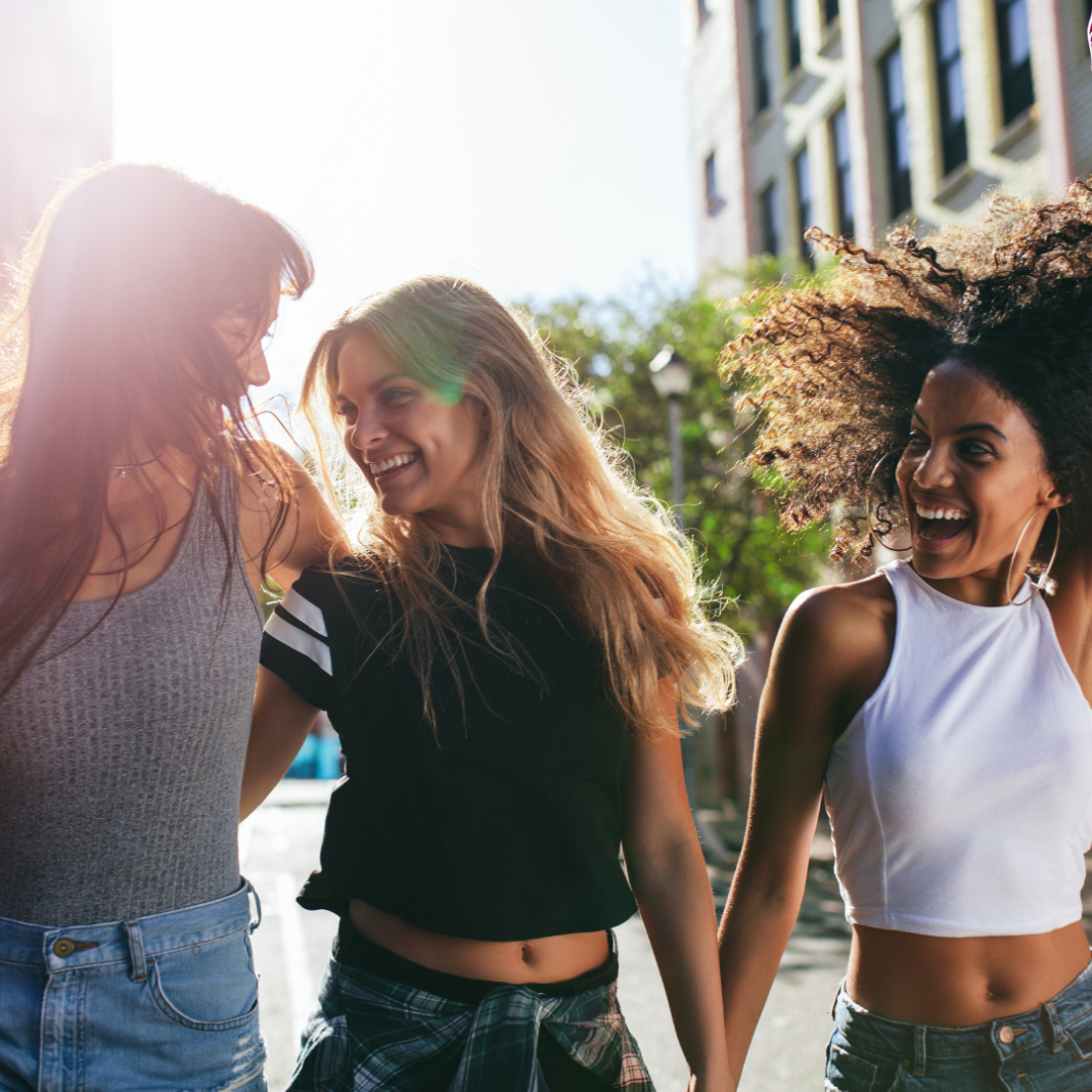 If a Random Girl Approaches You and Starts Acting Like Your Friend in Public, Play Along – Here’s Why